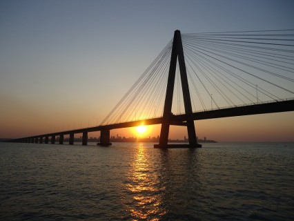 Un puente, símbolo de unión regional con impronta italiana